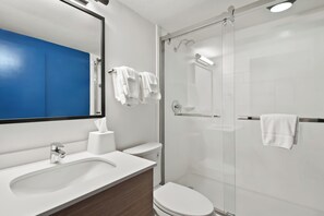 Amenidades de baño gratuitas, secadora de cabello, toallas, jabón 