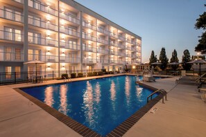 Seasonal outdoor pool - Spark by Hilton Chattanooga Downtown (Chattanooga)