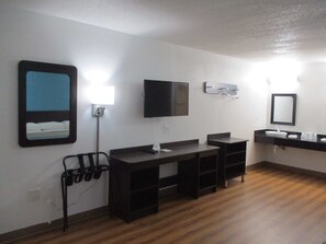 Muebles diferentes, wifi gratis y ropa de cama 