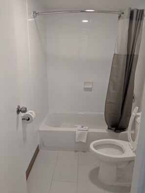 Combined shower/tub, towels - Motel 6 Chattanooga, TN - Airport (Chattanooga)
