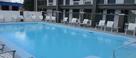 Una piscina al aire libre de temporada