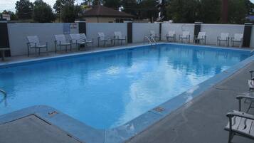 Een seizoensgebonden buitenzwembad