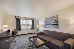 Suite, 1 King-Bett, Nichtraucher (Living Room;with Sofabed) | Zimmersafe, Schreibtisch, laptopgeeigneter Arbeitsplatz