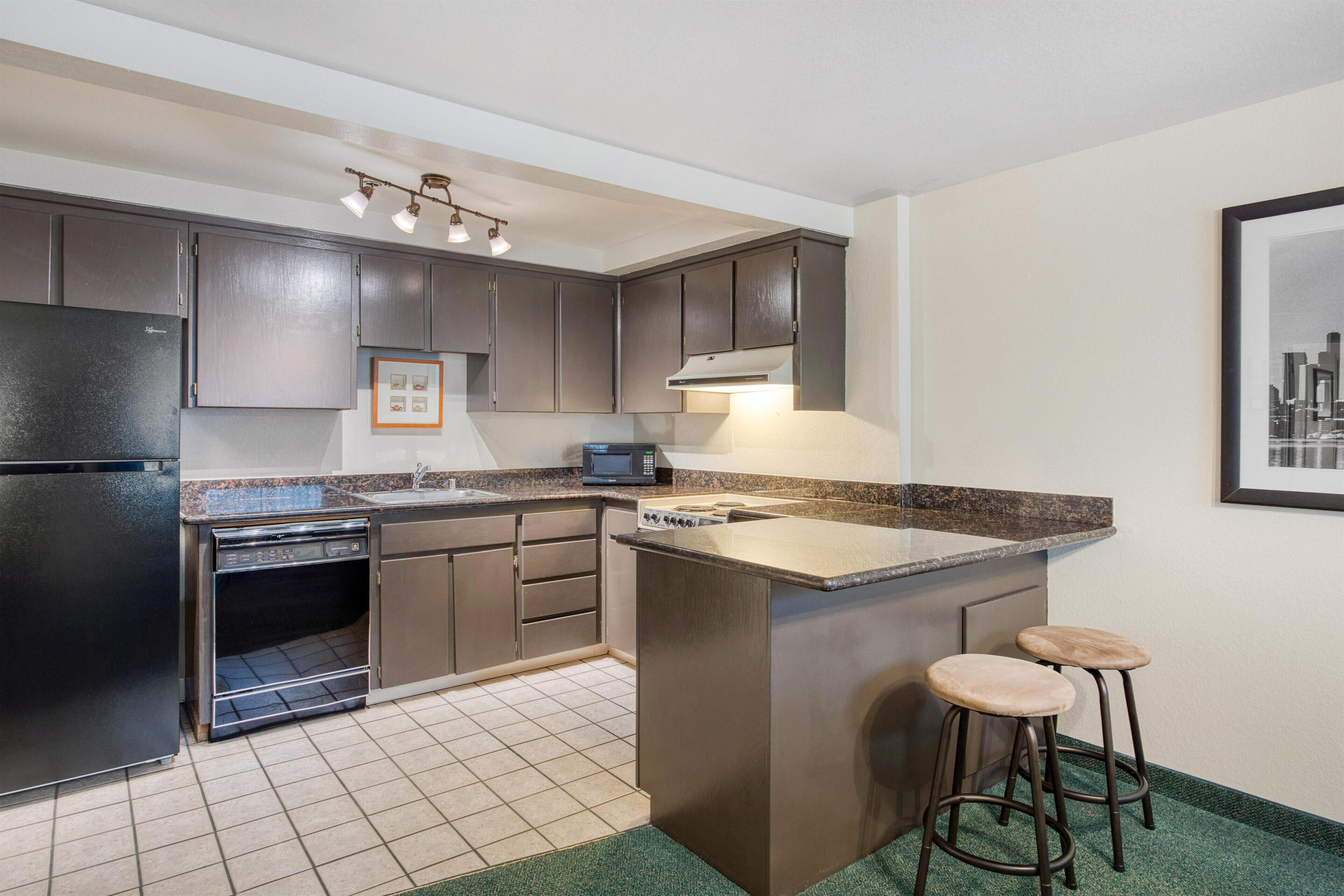 ห้องสวีท, เตียงคิงไซส์ 1 เตียง, ห้องครัว, ชั้นล่าง (with Sofabed) | ตู้นิรภัยในห้องพัก, โต๊ะทำงาน, พื้นที่ทำงานแบบใช้แล็ปท็อป