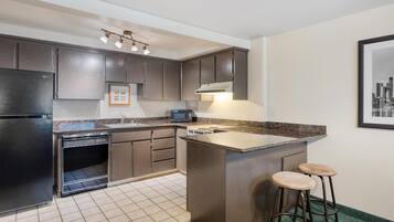 Suite, 1 cama King size, cocina, planta baja (with Sofabed) | Caja de seguridad en la habitación y escritorio