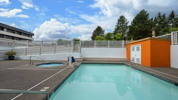 Een seizoensgebonden buitenzwembad