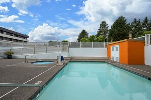 Seasonal outdoor pool - Best Western Alderwood (Lynnwood)