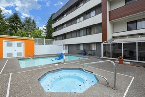 Seasonal outdoor pool - Best Western Alderwood (Lynnwood)