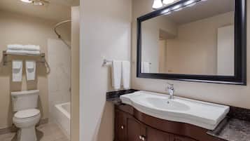 Un baño con inodoro, bañera y lavamanos.