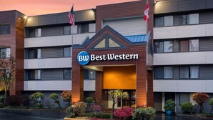 A hotel with a modern design, featuring a prominent 'Best Western' sign. - Best Western Alderwood (Lynnwood)