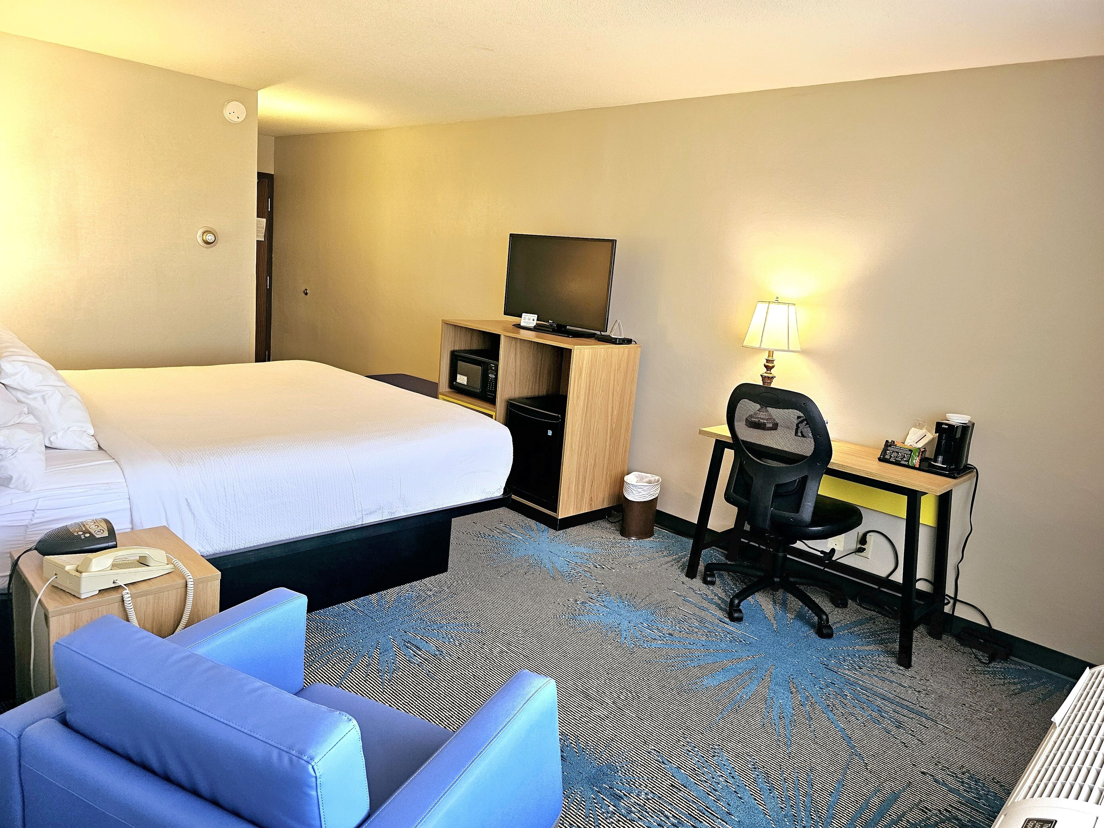 room, 1 king bed, non smoking | 1 bedroom, desk, iron/ironing board, free cots/infant beds