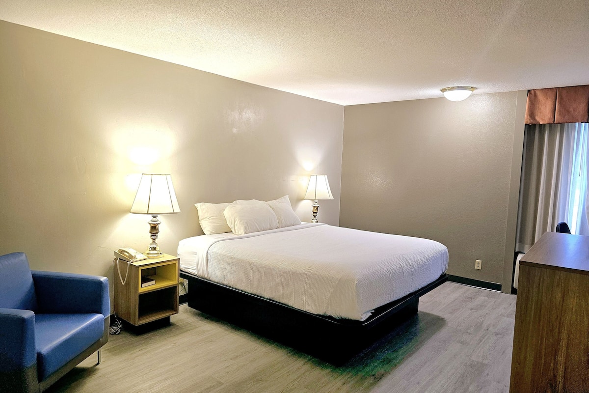 1 bedroom, desk, iron/ironing board, free cots/infant beds