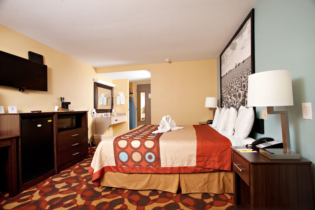 Room, 1 King Bed, Non Smoking | Premium bedding, pillowtop beds, desk, laptop workspace