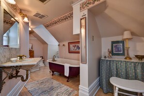 Suite (Evangeline) | Badkamer | Een diep bad, gratis toiletartikelen, een haardroger, handdoeken