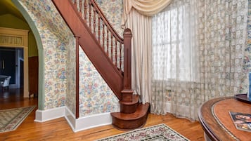 Suite (Tower) | In-room safe, individually decorated, individually furnished