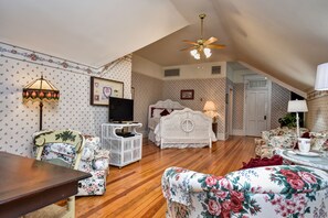 Suite (Rose) | In-room safe, individually decorated, individually furnished
