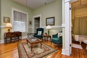 Suite (St. De Chantel) | Una cassaforte in camera, con stile personalizzato