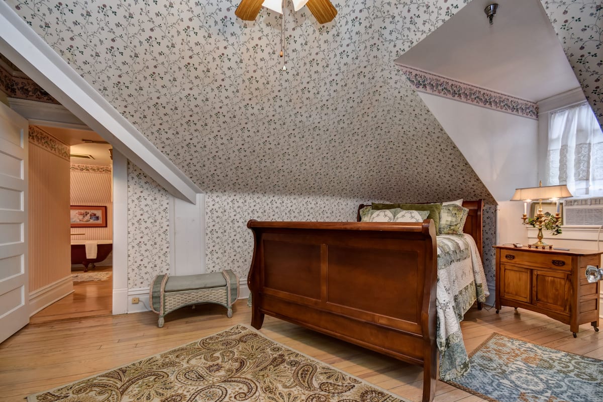 Suite (Evangeline) | In-room safe, individually decorated, individually furnished