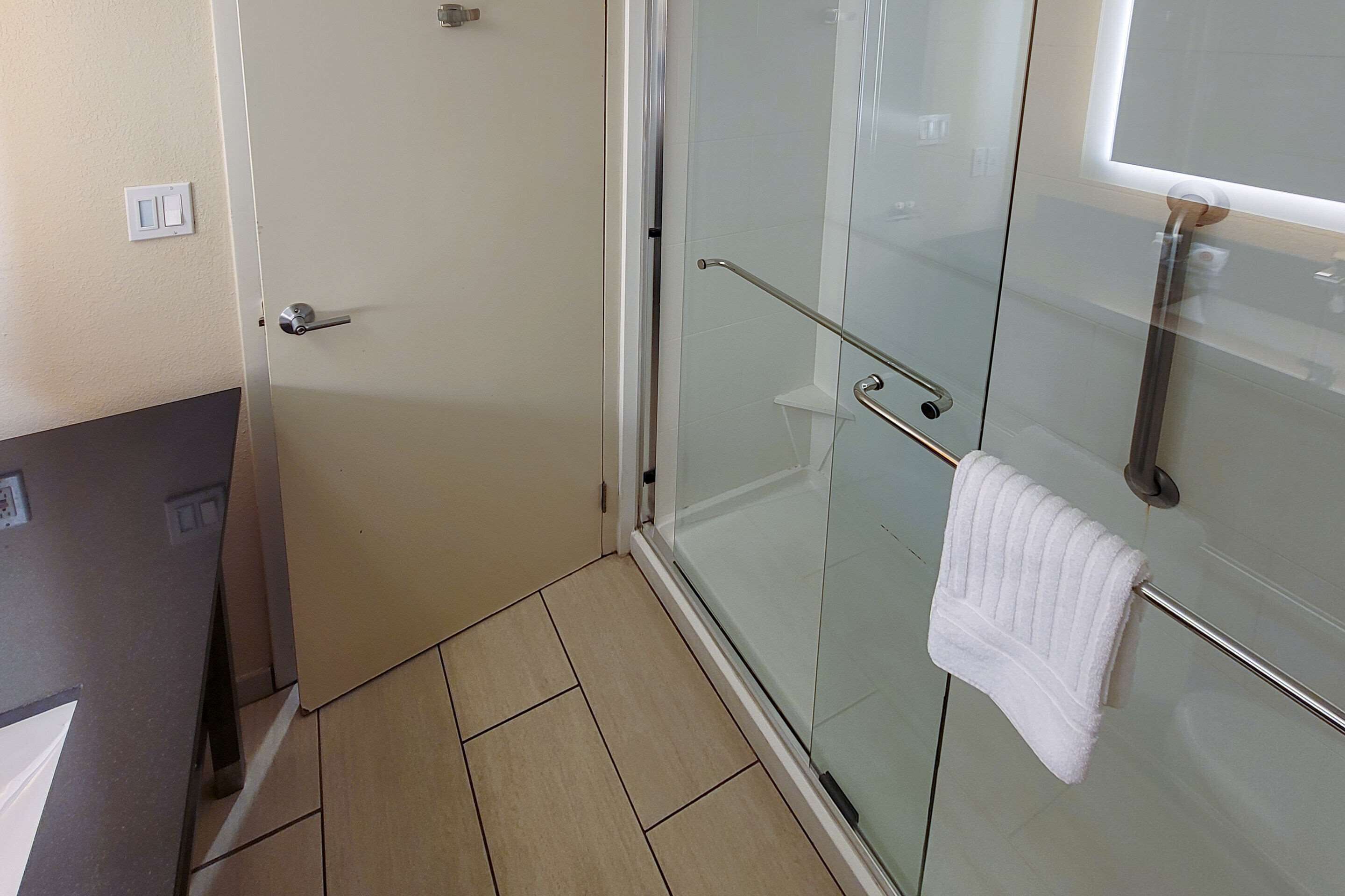 shower, hydromassage showerhead, free toiletries, hair dryer