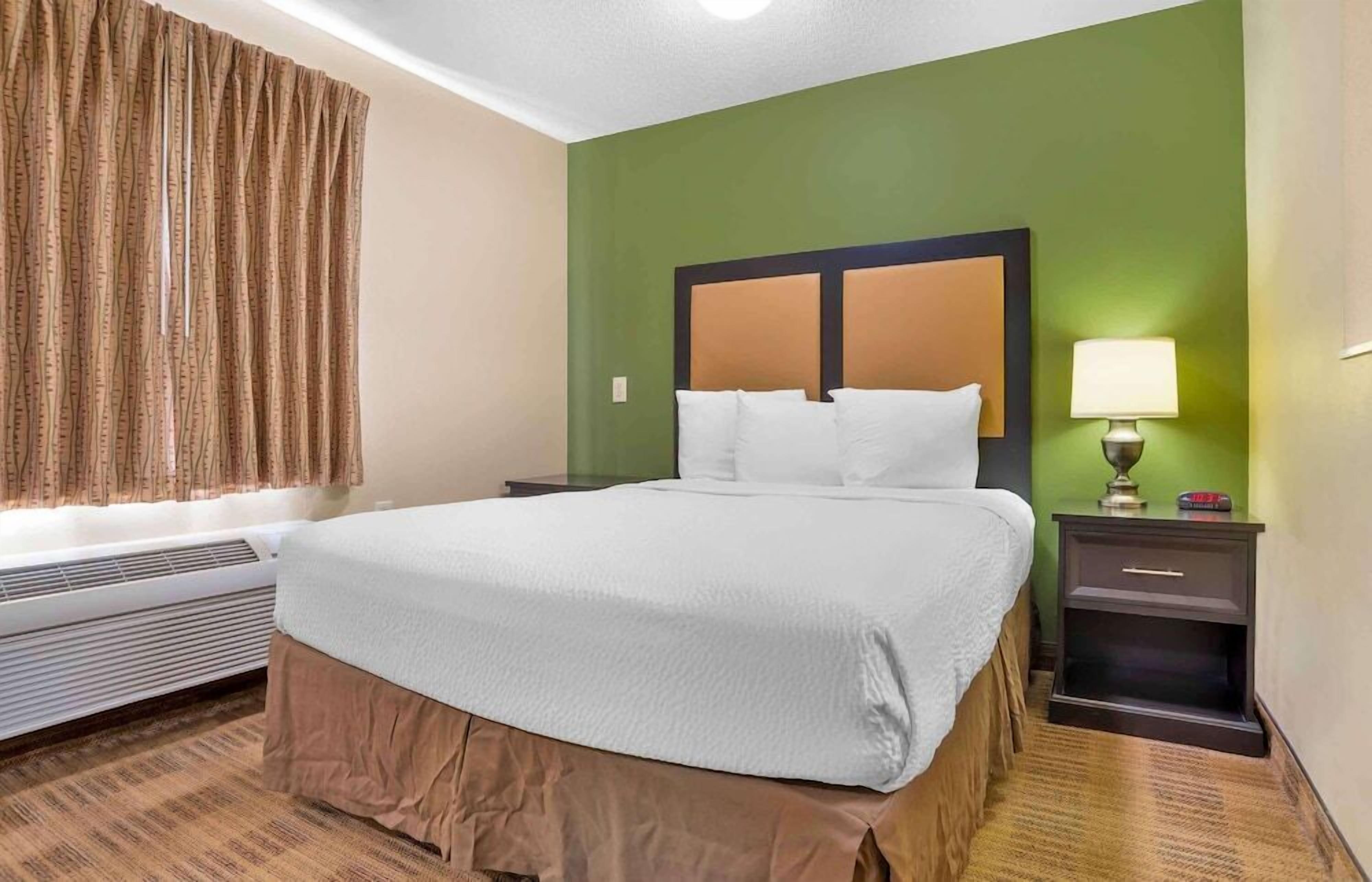 Escritorio, tabla de planchar con plancha, wifi gratis y ropa de cama 