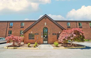 A brick building with a central entrance, labeled "Lobby" and "101".