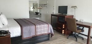 Standard Room, 1 King Bed | Living area