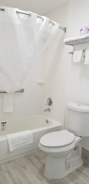 シャワー付き浴槽、ヘアドライヤー、タオル