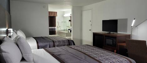 Escritorio, cortinas blackout y tabla de planchar con plancha