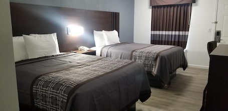 Escritorio, cortinas blackout y tabla de planchar con plancha
