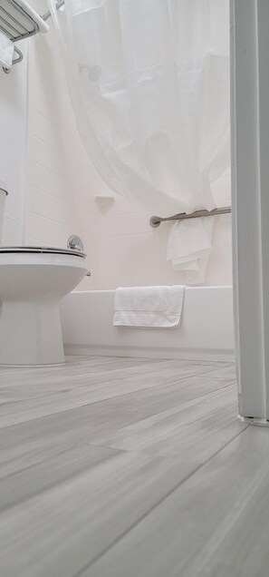 Combined shower/bathtub, hair dryer, towels