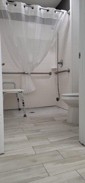 Combined shower/bathtub, hair dryer, towels - Key West Inn - Boaz (Boaz)