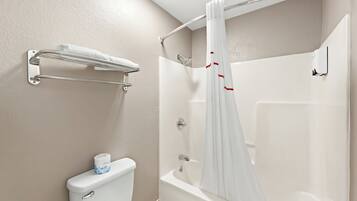Superior Room, 1 King Bed, Smoking, Jetted Tub | Bathroom | Hair dryer, towels