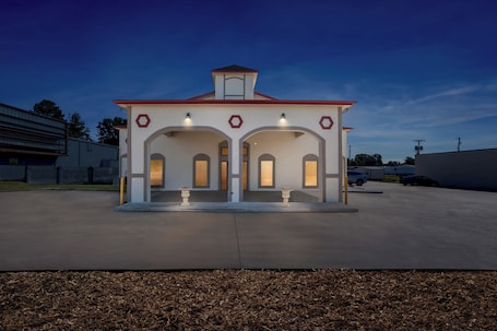 Fachada de la propiedad por la tarde o noche