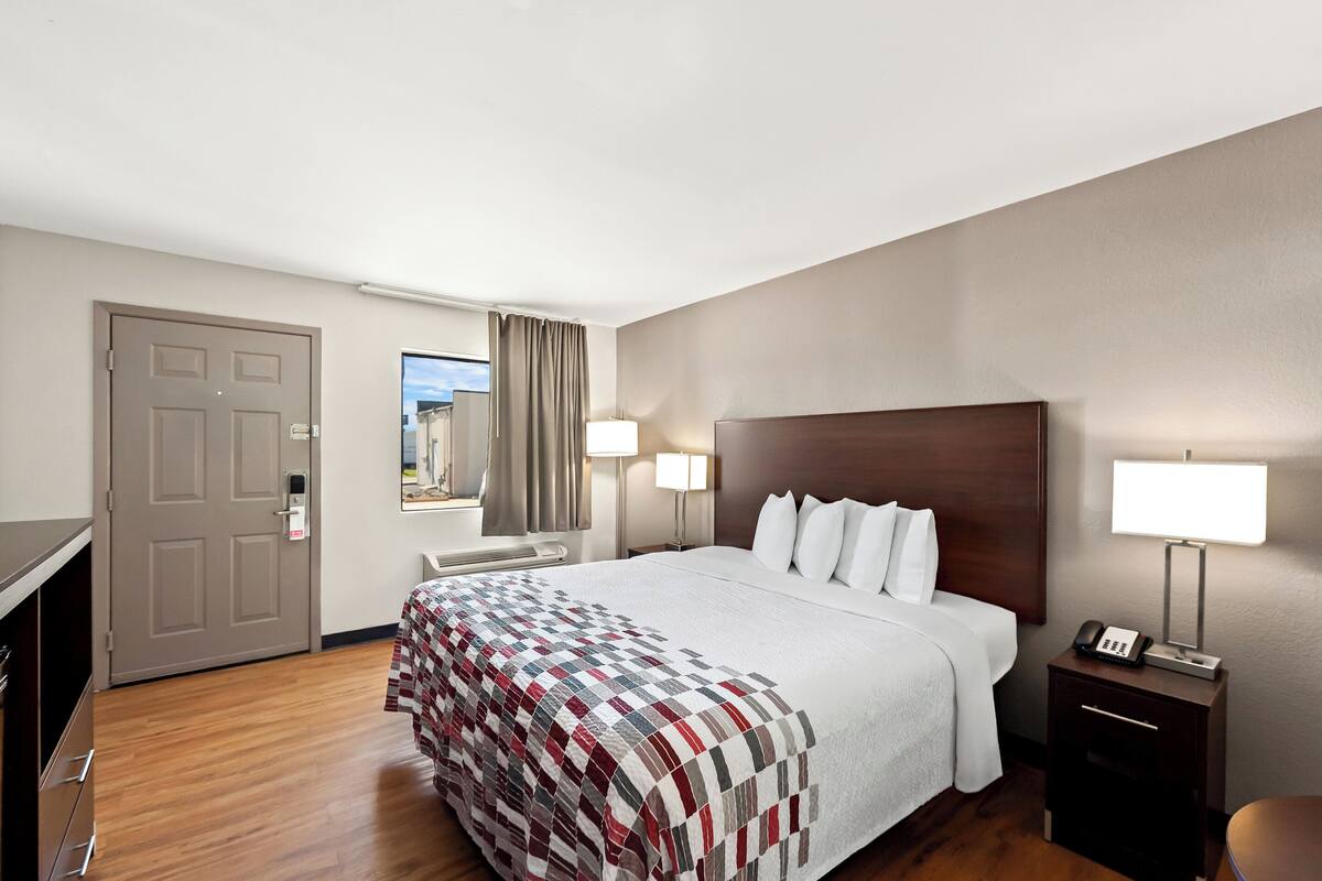 Superior Room, 1 King Bed, Accessible, Non Smoking | Desk, laptop workspace, iron/ironing board, free WiFi
