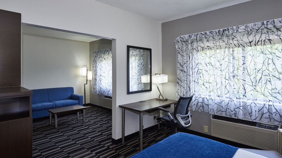 Holiday Inn Express & Suites Birmingham South - Pelham by IHG