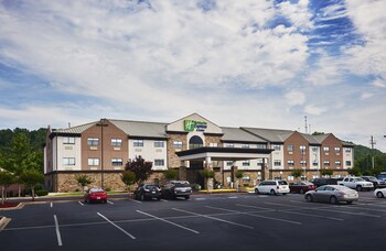 Holiday Inn Express & Suites Birmingham South - Pelham by IHG