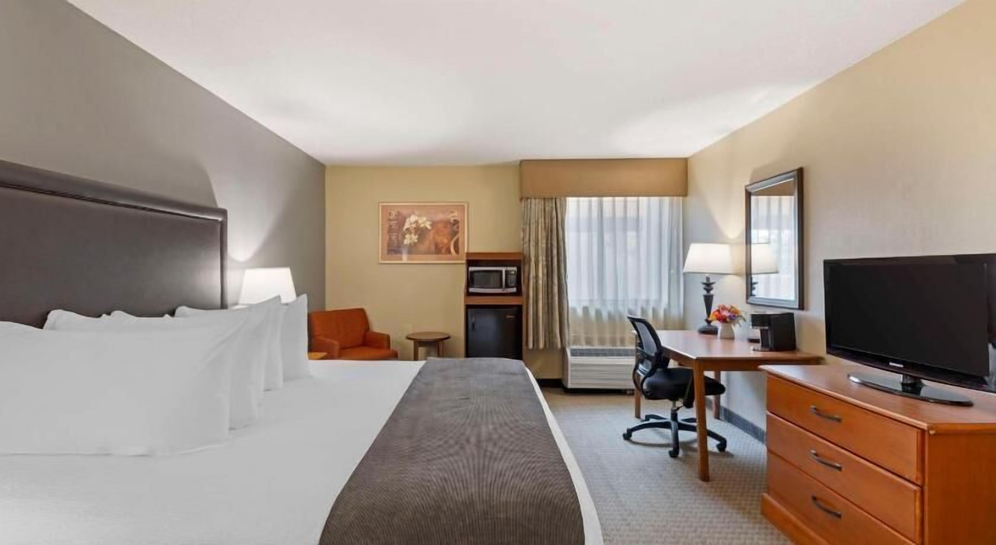 Premium bedding, pillowtop beds, in-room safe, desk