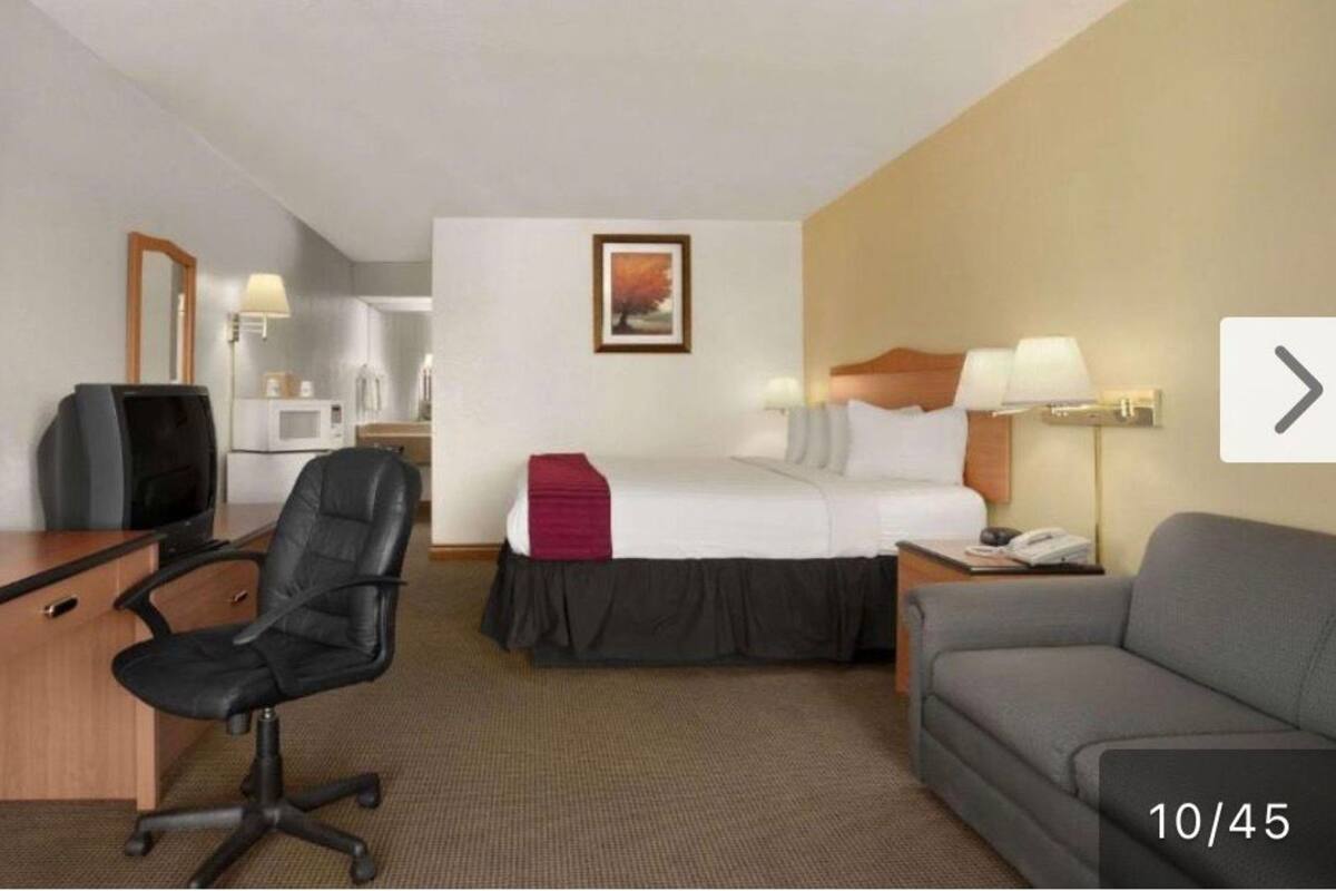 Room, 1 King Bed, Non Smoking | Desk, bed sheets, alarm clocks