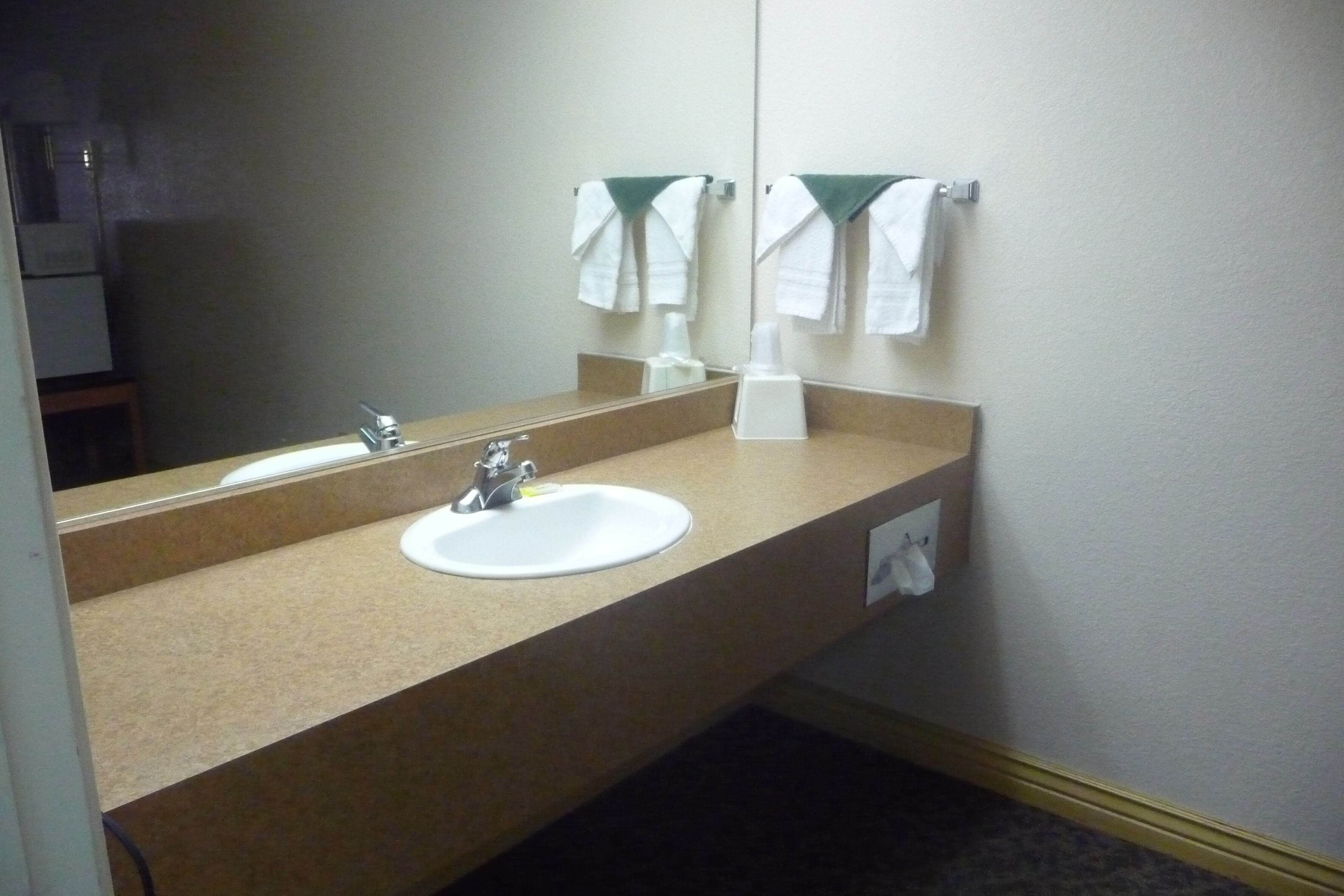 standard room, 1 king bed | bathroom | combined shower/bathtub, free toiletries, hair dryer, towels