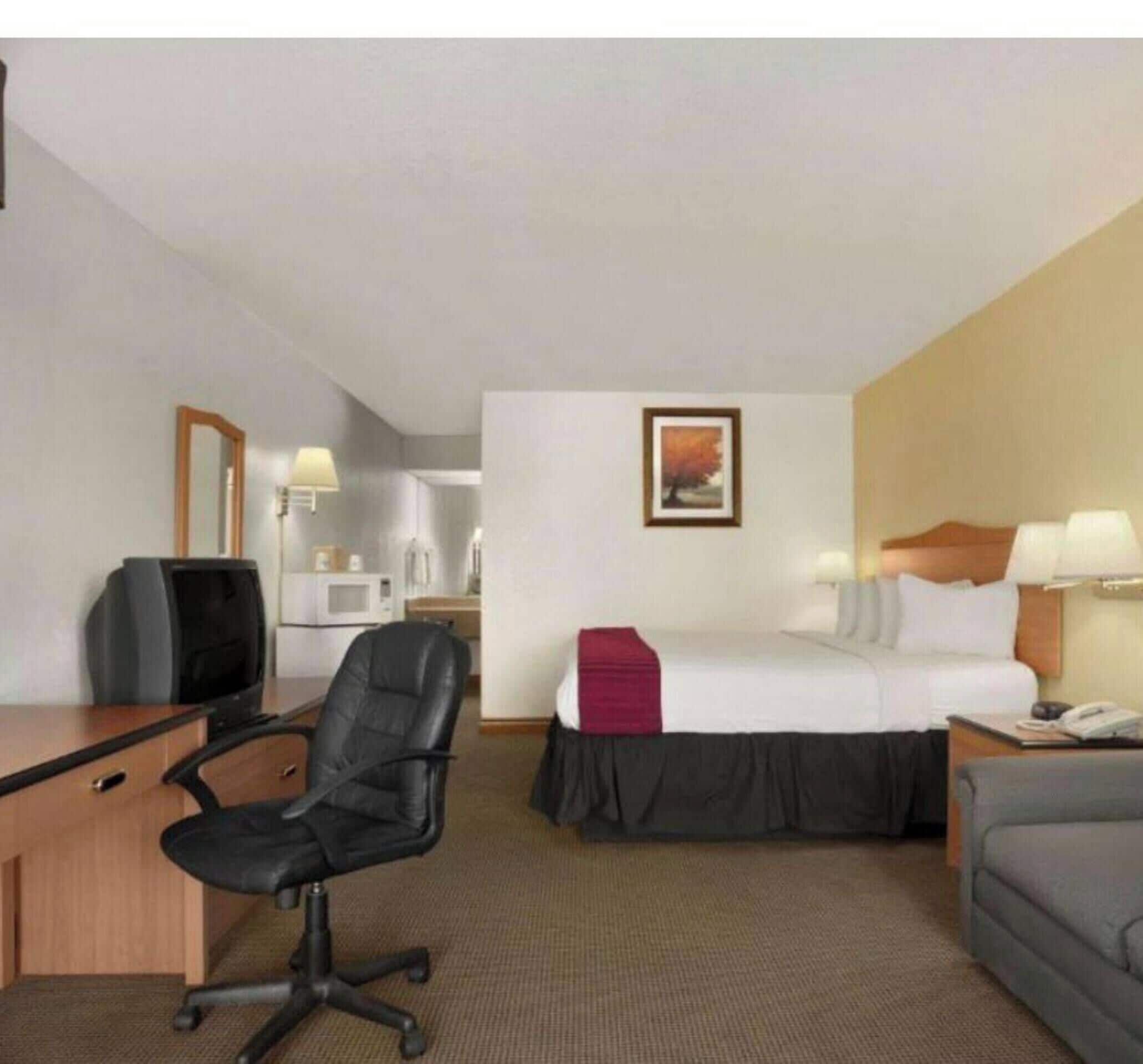 Escritorio, ropa de cama y despertador 