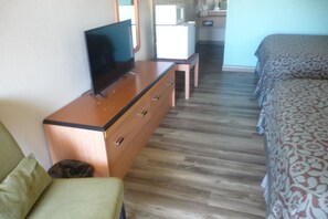 Standaard kamer, 2 queensize bedden | Een bureau, een strijkplank/strijkijzer, gratis wifi, beddengoed