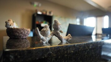 Una recepción con encimera de mármol y una escultura decorativa de un pájaro.