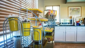 A breakfast bar with yellow mugs and a coffee machine.