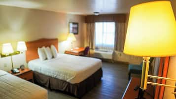 Habitación, 2 camas Queen size, para no fumadores | Escritorio, ropa de cama y despertador