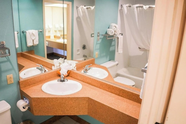 Kamar, 2 Tempat Tidur Queen, Bebas Asap Rokok | Kamar mandi | Perlengkapan mandi gratis, pengering rambut, dan handuk