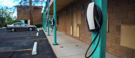 Stationnement libre-service, service de voiturier (gratuit)