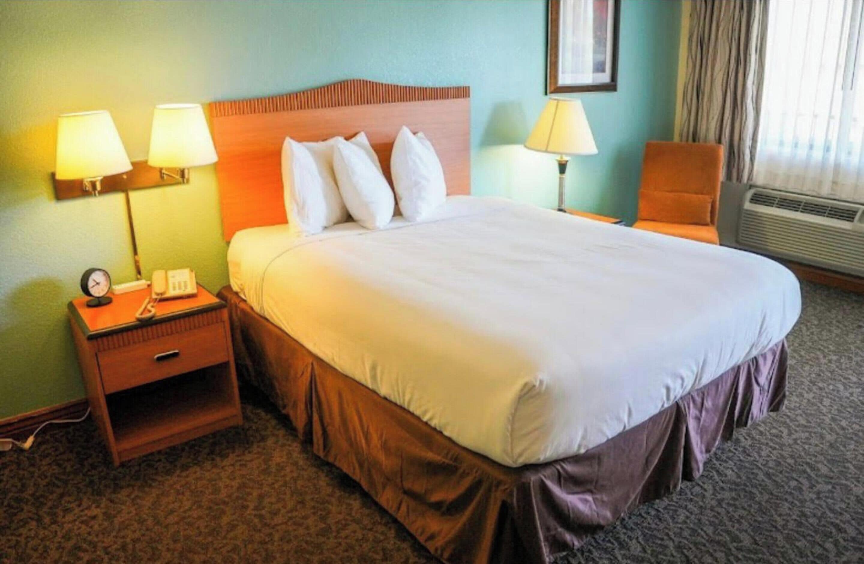 Escritorio, ropa de cama y despertador 