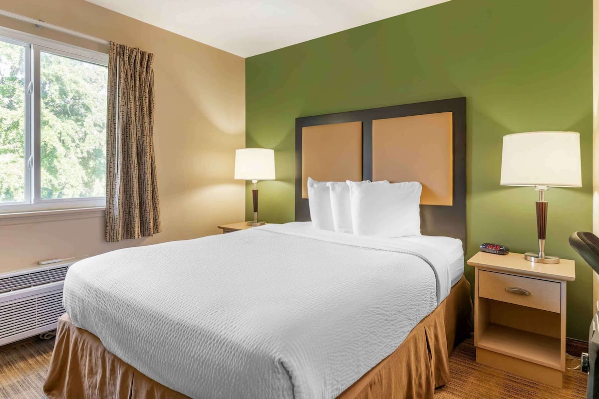 Estudio, 1 cama Queen size, para no fumadores | Escritorio y espacio para trabajar con laptop