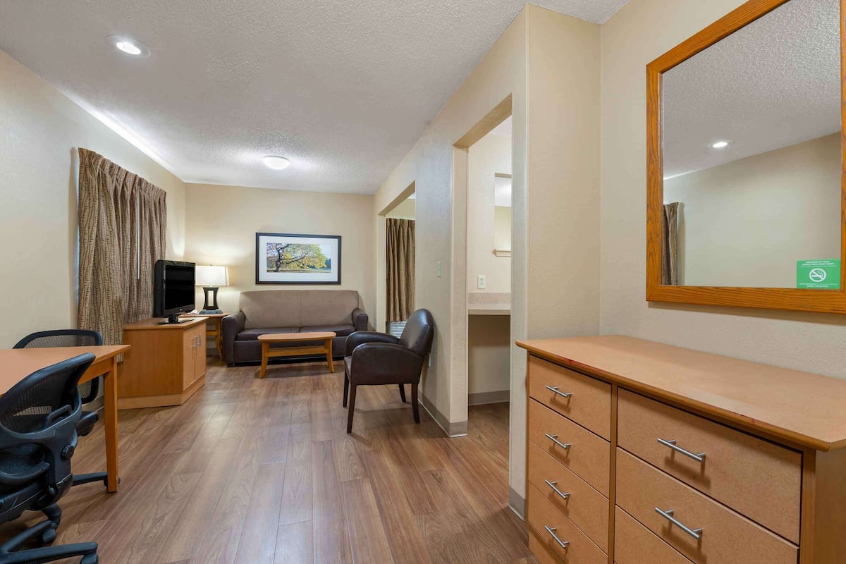 고급 침구, 책상, 노트북 작업 공간, 다리미/다리미판