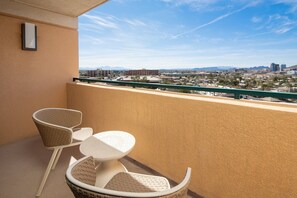 خزنة داخل الغرفة ومكتب ومساحة عمل للكمبيوتر المحمول وستائر تعتيم